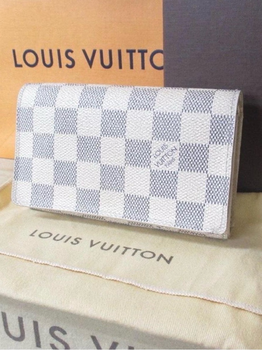 Louis Vuitton White Paper Bag with Gold Logo